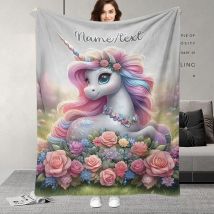 Anpassbare Einhorndecke mit Namen und Blütenmuster, Fantasy-Einhorn im Blossom Meadow-Bild – Geburtstagsgeschenk mit verträumtem Pastelldesign