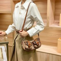 Light luxury French stick bag 2025 new underarm bag, single shoulder crossbody bag, fashionable contrasting color motorcycle bag