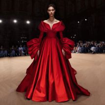 Nuovo abito da ballo rosso couture con spalle scoperte Abiti da ballo in taffetà Abiti lunghi arabi con volant e maniche svasate pieghettate drappeggiate