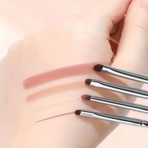 Ein Set inklusive 4 Lidschattenpinseln – ultraweicher Eyelinerpinsel, detailliertes Lidschattenprodukt zum Grumpfen der Augen und einem tragbaren Artikel