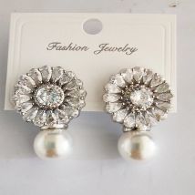 FLOWER Designer Messing 18k vergoldet Zirkon weiße Perle 2025 neue Mode Luxus einzigartige süße hochwertige Ohrring