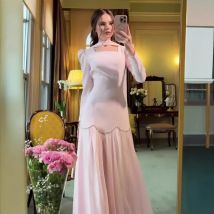 Neues Frühlingskleid im französischen Stil, ein damenhaftes, figurbetontes Kleid mit langen Ärmeln, handbesetzten Diamanten und dekorativen gewebten Trägern.