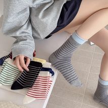 Frauen Socken Neue Farbige Mode Gestreiften Socken Für Frau Atmungsaktive Casual Trendy Adrette Mädchen Crew Socken Baumwolle Komfort