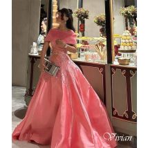 Maßgeschneidertes schlichtes rosa Satin-Abendkleid, exquisit, schulterfrei, Kapellenschleppe, Kleider für besondere Anlässe, luxuriöse Promi-Kleider