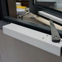 AC 110 V 230 V ODER DC24 V elektrischer Flügelöffner nach innen und außen Fenstertreiber. Es kann allein arbeiten