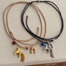 Minar Lustige Halsketten mit metallischem Cartoon-Pferd-Anhänger und mehreren Quastenperlen für Damen, verstellbare lange Wachsseil-Ketten-Choker