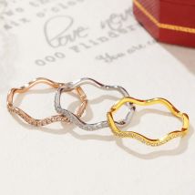 Eleganter Ring aus Titanstahl mit gewelltem Intarsien-Zirkon, 18 Karat vergoldet, wasserfester Edelstahl-Fingerschmuck für Frauen und Mädchen, Geschenk