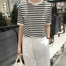Klassische Sommer dünne schwarz-weiß gestreifte Eisse ide kurz ärmel ige Strickwaren Frauen locker abnehmen große halb ärmel ige T-Shirt