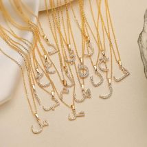 HECHENG Halskette mit arabischer Buchstabe und eingelegtem CZ-Stein-Anhänger, Messingkette, Buchstaben-Anhänger, Halskette für Damen, Geschenk, Schmuck