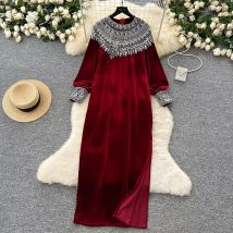 Elegante lange Ärmel Vintage O-Ausschnitt schicke Pailletten bestickte Perlen lose geteilte Velourskleider Französische High Street Winterkleidung