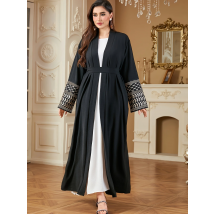 Universelle Größe für Damen, schwarze Stickerei, Abaya für den Nahen Osten, geometrisch gemusterte Manschetten, Gürtel, lockere Passform, islamische Oberbekleidung, Saudi-Arabien