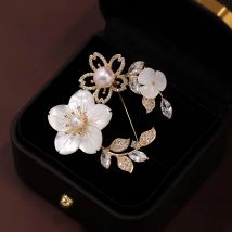 Nuovo temperamento fiore di ciliegio spilla con strass fiore di perla da donna corpetto moda fibbia ad ardiglione accessori