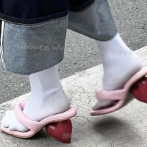 Herzförmige Ferse Sandalen Retro Rot Und Schwarz Colorblocking Offene spitze Clip Seltsame Mit Hohen Absätzen Mode Neuheit Sexy Frauen Schuhe Neueste