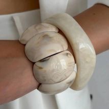 Lacteo Eleganter stapelbarer beige grober breiter Armreif aus Kunstharz für Frauen, Boho-Vintage-Stil, unregelmäßige Geometrie, Charm-Armreifen, Schmuck