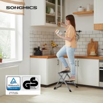 SONGMICS Sgabello pieghevole con scaletta a 2 gradini, larghezza 20 cm, gomma antiscivolo con manico, carico 150 kg, acciaio grigio e nero/bianco