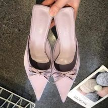 Neue Schmetterling-knoten Frauen Slipper 2025, Sommer Spitz Slip auf Damen Maultiere Dünne Niedrigen Ferse Satin Rutsche Sandalen zapatos Mujer