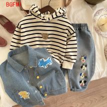 2025 Baby Jungen Gestreiftes Kapuzenpullover Koreanische Kinder Casual Hoodie Cowboy + Weste + Jeans 3-teiliges Set Kleinkind Frühling Herbst Kostüm
