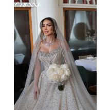 Glitzerndes Strass-Hochzeitskleid mit Schleppe, romantisches Brautkleid mit herzförmigem Ausschnitt, maßgeschneiderte luxuriöse ärmellose Kleider für die Braut