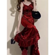 2024 Winter Französisch Vintage Samt langes Kleid Frauen elegante schlanke Spaghetti träger Falten Kleid sexy lässig Abend party y2k Kleid