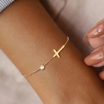 Huitan Einfaches Einzelkettenarmband für Frauen, ausgefallener Kreuz-Charm mit glänzendem CZ, modischer, vielseitiger weiblicher Handschmuck im Großhandel
