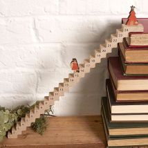 Stilvoller, lustiger Adventskalender im Retro-Stil mit Weihnachtsmann-Treppe, handgefertigte Tischdekoration aus Holz für das Home-Office und das Schlafzimmer