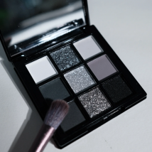 Palette di ombretti a 9 tonalità: Black Swan, Smoky, Nero scuro, Grigio Argento Glitter, Finitura opaca, Lunga durata e facile da colorare