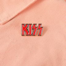 Einfache rote Buchstaben 'küss' Brosche Metall Abzeichen vielseitige Kleidung Zubehör Rucksack Schmuck Knopf Pin Geschenk für Freunde