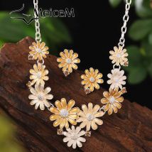 MeiceM Set di gioielli multicolori in lega di zinco margherita tendenza moda elegante collana di smalto da donna set di orecchini regalo per la festa della mamma 2024