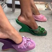 Europäische und amerikanische Sommer-Sandalen aus dickem Netzstoff mit hohen Absätzen, modische, ausgehöhlte, hochhackige Damen-Hausschuhe