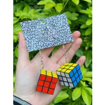 Ein Paar trend ige und lustige mehrfarbige Würfel ohrringe aus Rubik, drehbar, geeignet für den täglichen Gebrauch, Partys und Musik festivals