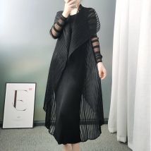 Miyake Plissee-Damenmode, zweiteilige Sets, insgesamt Weste, Kleid, französische Spitze, lange Jacke, 2025, Vintage-Designer, ästhetische Kleidung