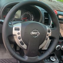 DIY handgenähte schwarze Kunstleder Auto Lenkradabdeckung für Nissan Qashqai 2007–2013 Rogue X-Trail Autozubehör