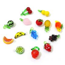 2 Stück kleine Glasanhänger in Form von Früchten: Niedliche Banane, Pfirsich, Wassermelone, Apfel, Kirsche, Birne, Erdbeere, Traube, Orange, Zitrone, Mango-Scheibe als Dekoration