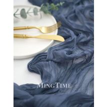 Eleganter, plissierter, halbtransparenter Tischläufer aus Gaze in Dunkelblau zur Dekoration von Retro-Hochzeitsfeiern und Weihnachtsszenen