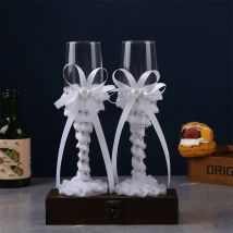 Hochzeitsweingläser, die an den Augen des gesamten Champagnerglasses fokussiert, symbolisiert die schönen Bedeutung des Paares