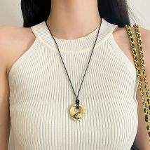 Neue Retro Unregelmäßige Hohl Metall Anhänger Halskette Mode-Design Einstellbare Leder Seil Pullover Kette für Frauen Schmuck