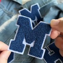 Marineblauer englischer Buchstabe Chenille zum Aufbügeln, blaues Handtuch, weißer Rand, Vasity-Buchstaben