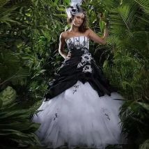 Schwarz-weiße Gothic-Hochzeitskleider, gerüscht, gestuft, trägerlos, lange Vintage-Brautkleider, Übergröße, A-Linie, Brautmode, individuell gestaltet