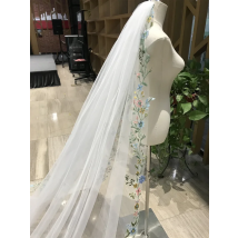 Bunter Blumen-Hochzeitsschleier, handgefertigter Spitzen-Brautschleier, perfekt für Outdoor-, Garten- oder Themenzeremonien.