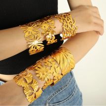 CARLIDANA Hohle Kreativität Trendy verstellbares offenes 18 Karat vergoldetes Blatt breites Armband Edelstahl-Manschettenarmreif für Frauen