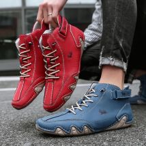 Hohe, leichte Herrenstiefel aus Leder mit einer bequemen, atmungsaktiven, rutschfester Sohle für das Wandertraining. Geeignete Paarstiefel