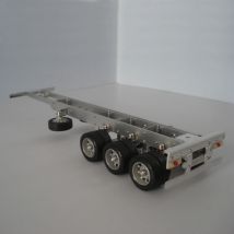 1PCS 1/30 1/32 Skala 3-achsen 2-crossbeam Anhänger Chassis Modell Länge 400mm Frühling schock-absorbieren DIY Container Trail Auto Rahmen