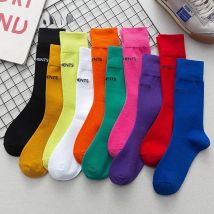 Rose Rote Socken Frauen Harajuku Indie Pop Mittleren Rohr Farben Socke Koreanische Alphabet Sport Baumwolle Skater Atmungsaktive Socken Calcetines