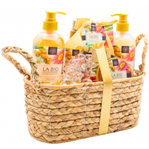 Becasan Nature Cesta Mimbre Lirios y Fresia