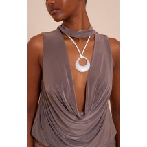 Collier en corde crème à pendentif blanc abstrait, Blanc