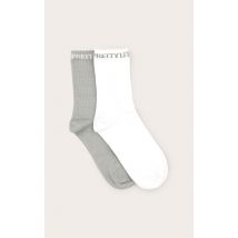 PRETTYLITTLETHING Lot de 2 paires de chaussettes blanches et grises à slogan, Gris