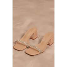 Mules à talon carré en PU nude à bout carré large et bride transparente avec détail bijoux, Nude