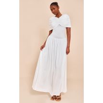 Robe longue blanche froncée à col bardot large replié, Blanc