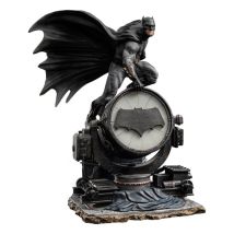 Dc Comics - Statuette Zack Snyder's Justice League 1/10 Deluxe Art Scale Batman On Batsignal 28 Cm - Iron Studios