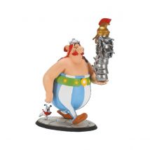Asterix - Statuette Obelix Avec Une Pile De Casques Romains Et Idéfix 21 Cm - Plastoy